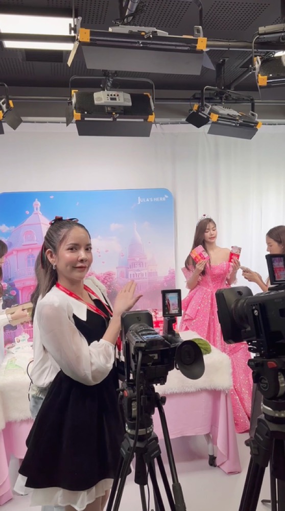 ทีม MC กำลังไลฟ์ขายสินค้าในสตูดิโอ LIVE 24